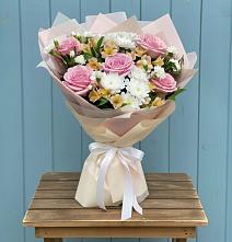 Букет цветов из:  Гвоздики, Орхидеи и Розы в Новомичуринске
