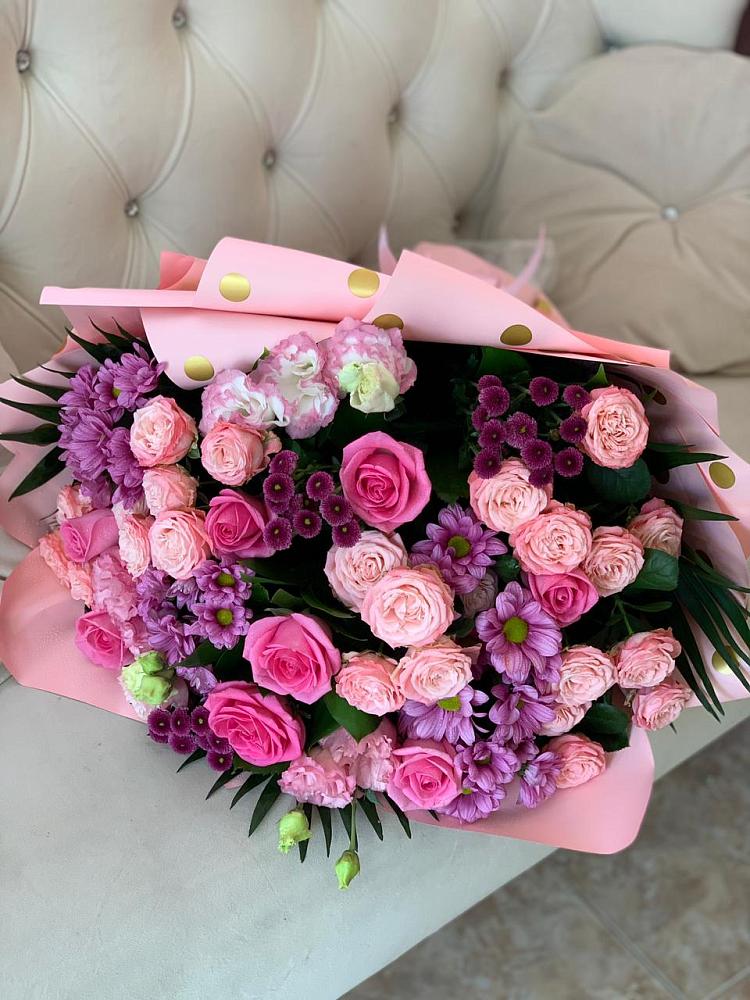 Букет цветов из: Хризантемы, Розы и Лизиантусы в Новомичуринске