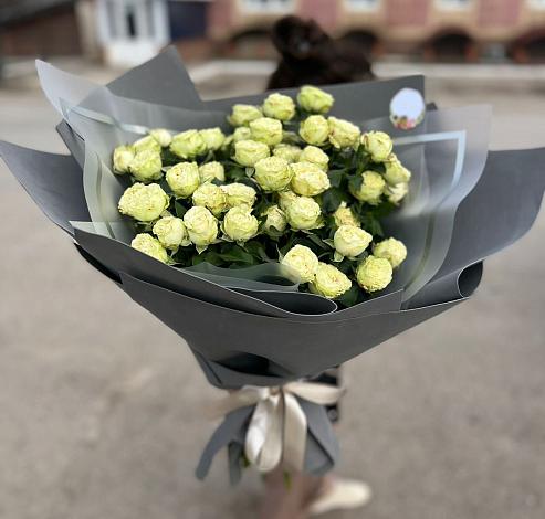 Букет Белые кустовые розы Солинеро в Новомичуринске