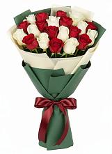 Букет Микс из красных и белых роз в Новомичуринске