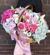 Композиция солнечный день в Новомичуринске Цветочная композиция из Розы, Хризантемы, Пионы и Лизиантусы в корзине в Новомичуринске