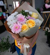 Букет цветов из:  Герберы, Розы и Хризантемы в Новомичуринске