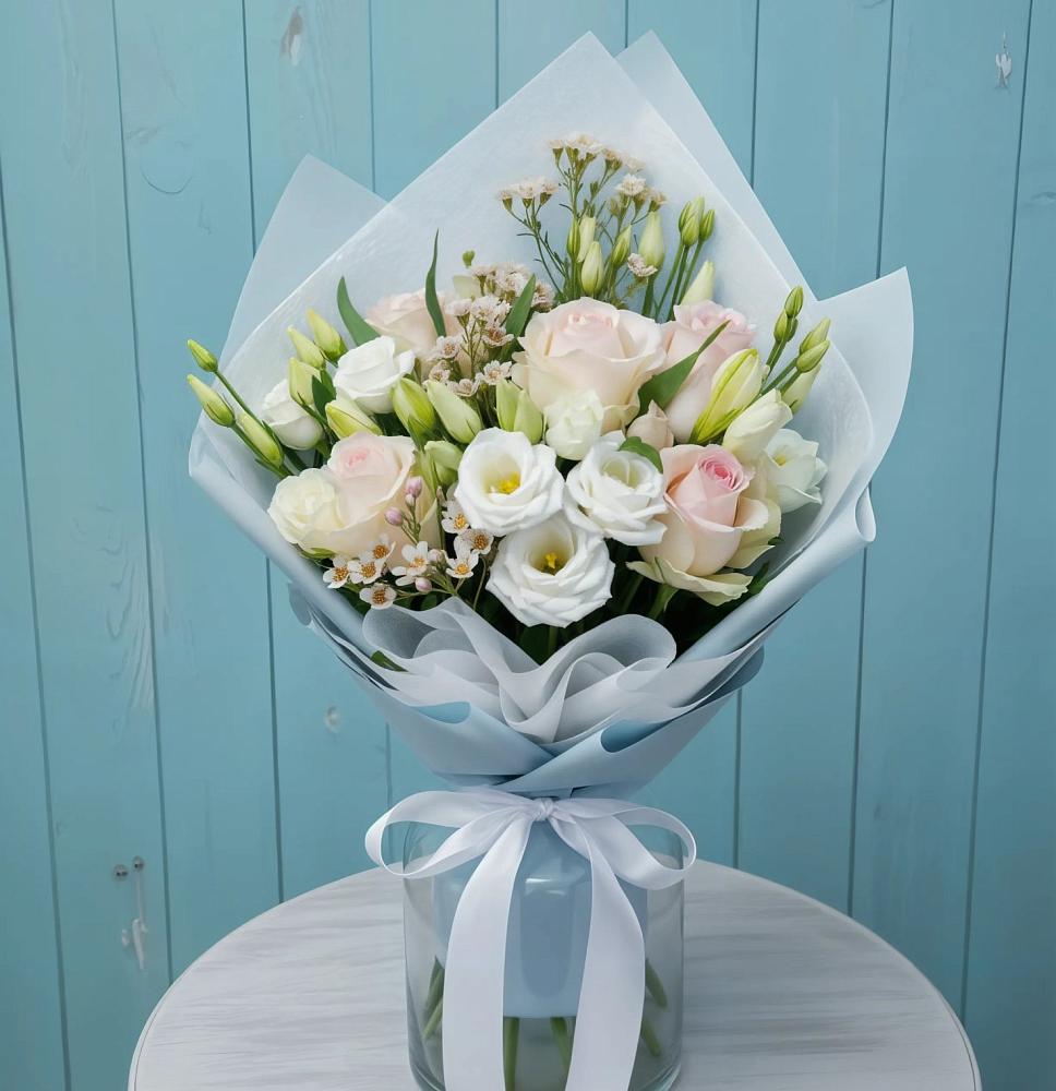 Букет цветов из: Розы и Лизиантусы в Новомичуринске