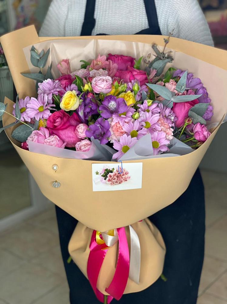 Букет цветов из: Хризантемы, Гвоздики и Альстромерии в Новомичуринске