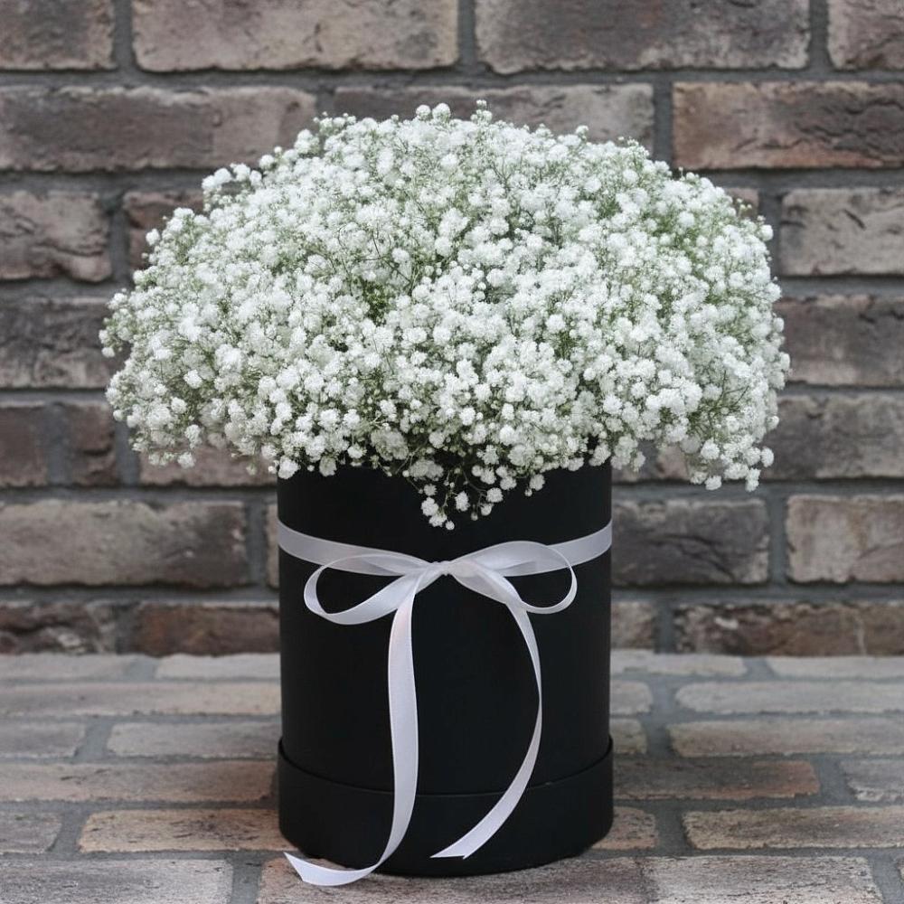 Цветочная композиция из Гипсофила в шляпной коробке в Новомичуринске