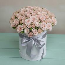 Цветочная композиция из Розы в шляпной коробке в Новомичуринске