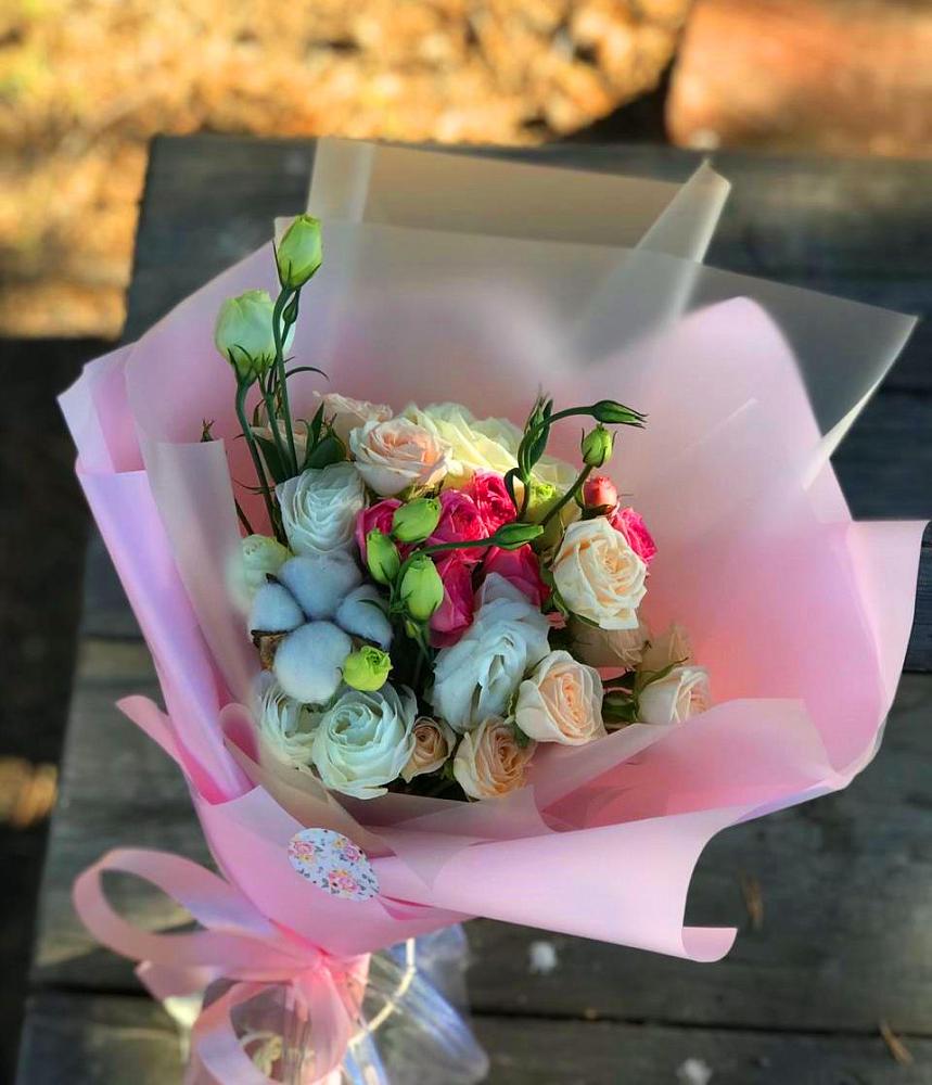 Букет цветов из: Розы и Лизиантусы в Новомичуринске