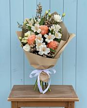 Букет цветов из:  Альстромерии, Лизиантусы, Розы и Хризантемы в Новомичуринске