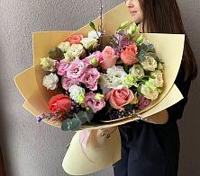 Букет цветов из:  Розы, Лизиантусы и Гвоздики #REPLACE_PRED# Новомичуринске