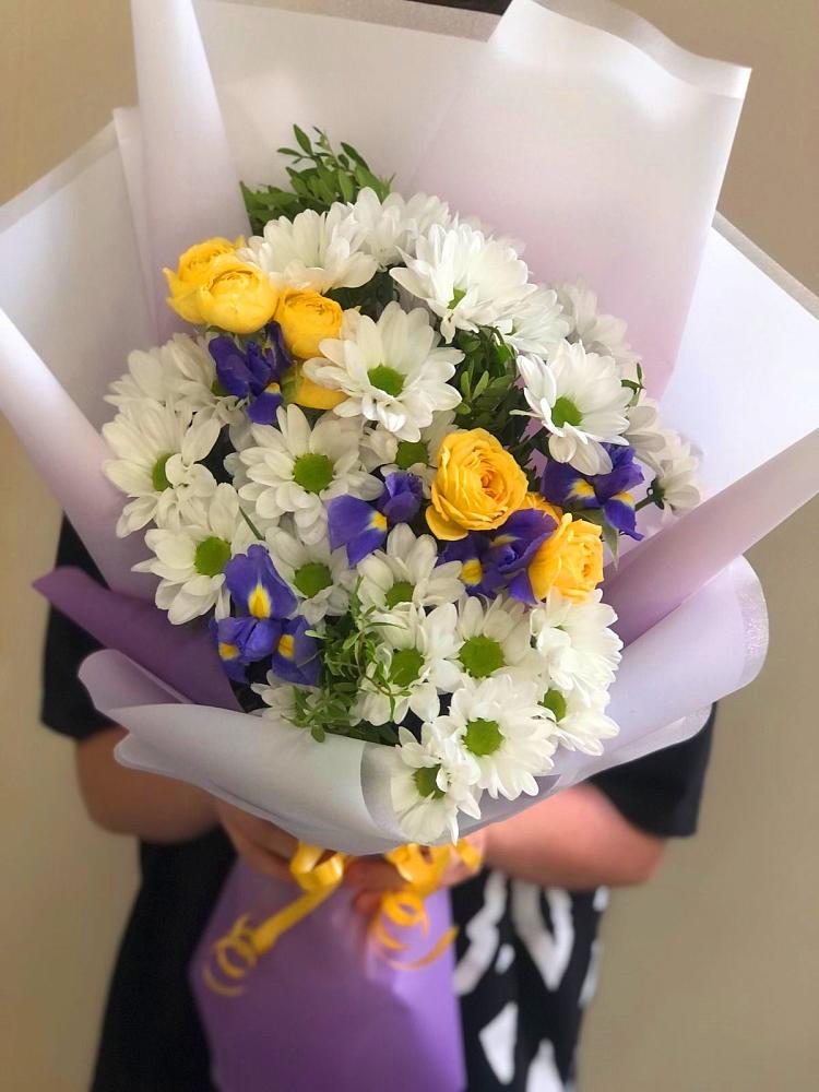 Букет цветов из: Ирисы, Хризантемы и Розы в Новомичуринске
