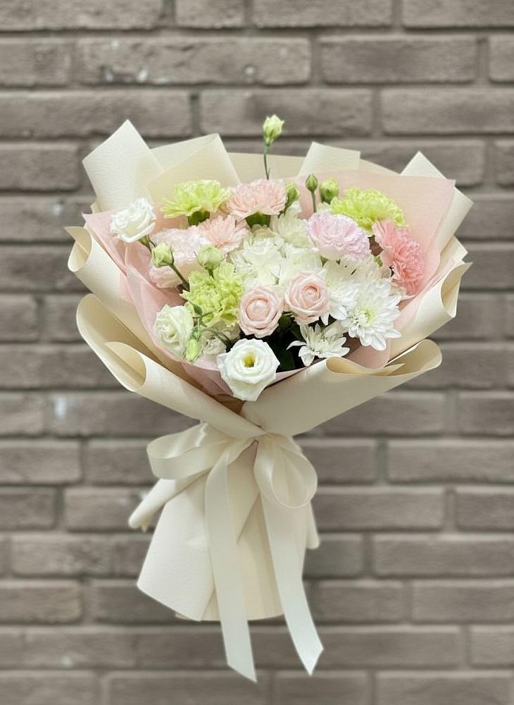 Букет цветов из: Гвоздики, Розы, Лизиантусы и Хризантемы в Новомичуринске
