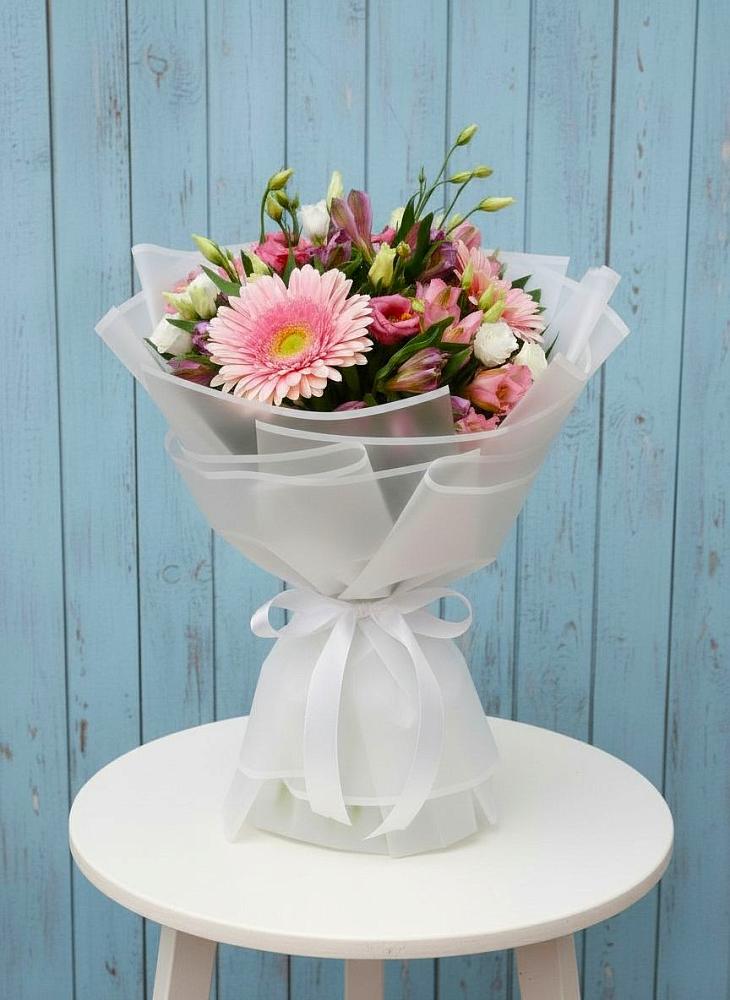 Букет цветов из: Герберы, Альстромерии и Лизиантусы в Новомичуринске