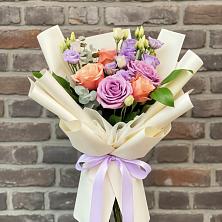 Букет цветов из:  Лизиантусы и Розы в Новомичуринске