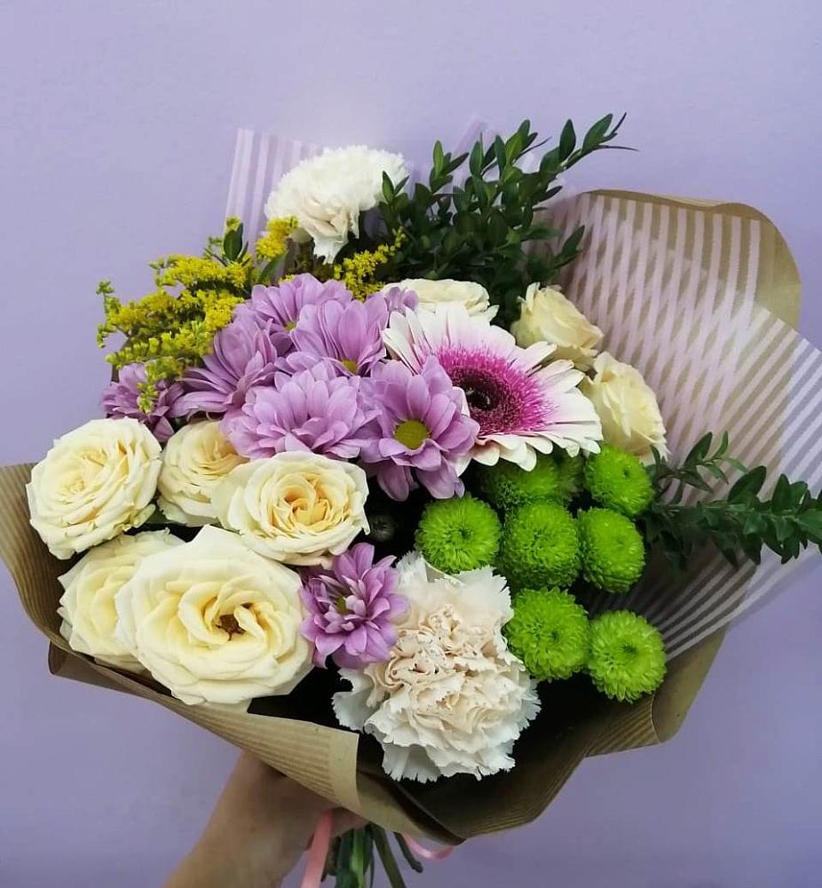 Букет цветов из: Хризантемы, Розы, Гвоздики и Герберы в Новомичуринске