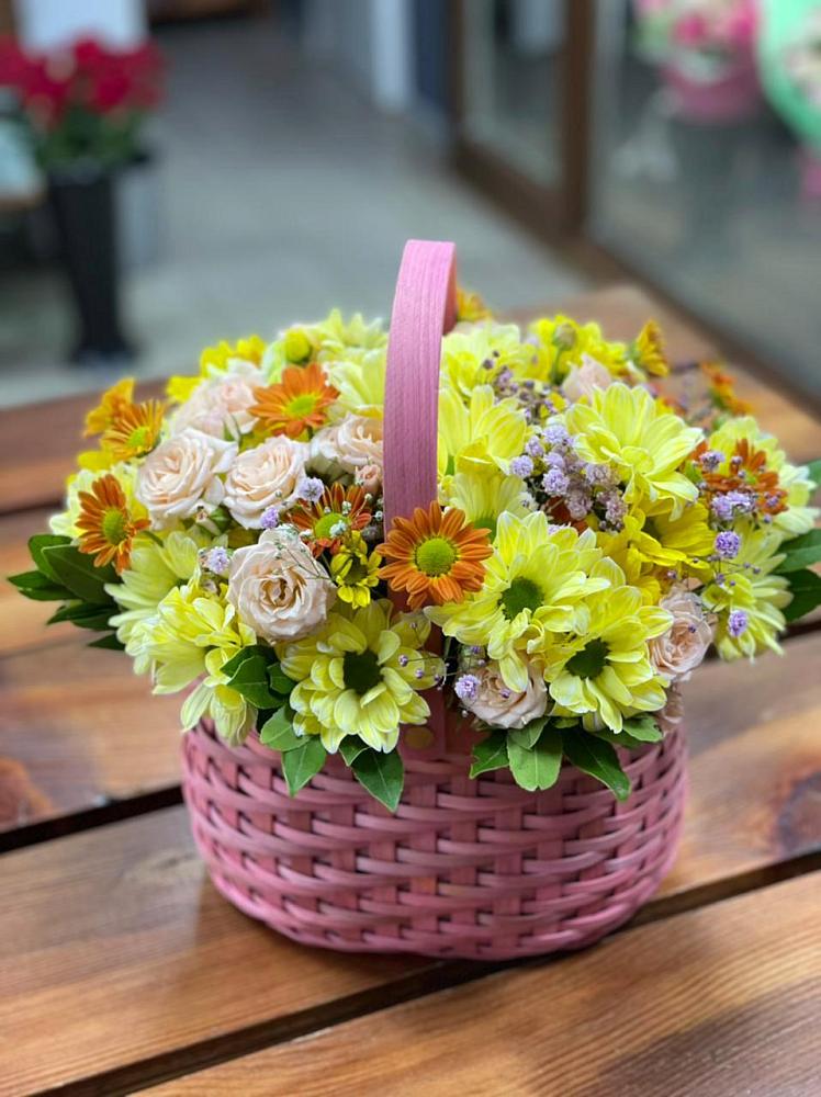 Цветочная композиция из Хризантемы и Розы в корзине в Новомичуринске