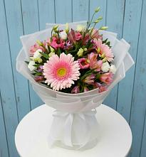Букет цветов из:  Герберы, Альстромерии и Лизиантусы в Новомичуринске