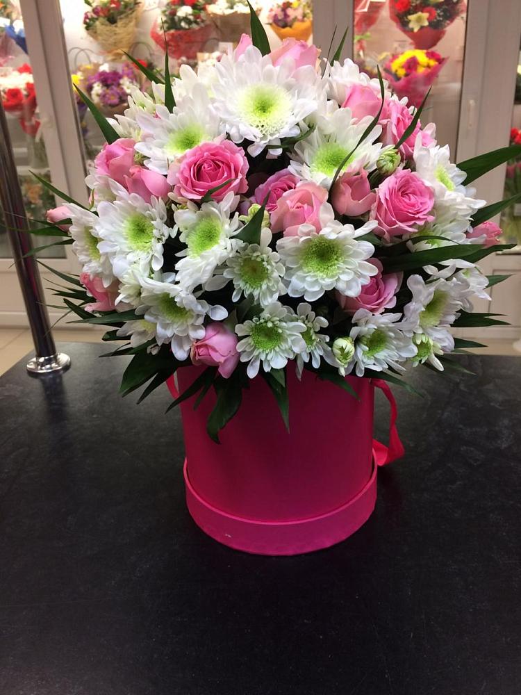 Цветочная композиция из Розы и Хризантемы в шляпной коробке в Новомичуринске