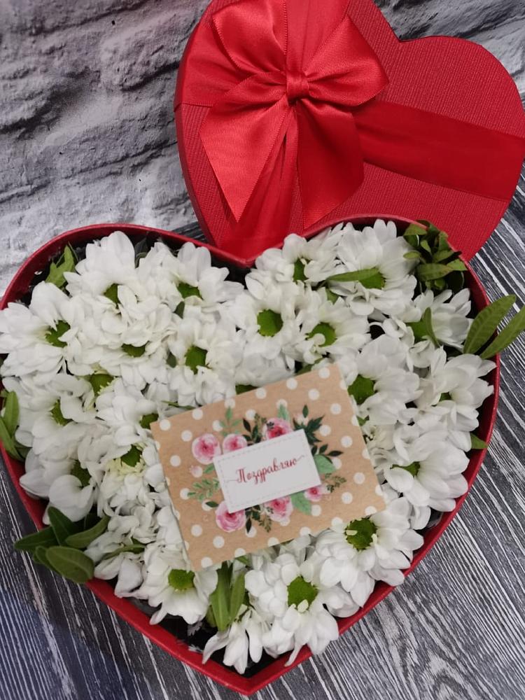 Цветочная композиция из Хризантемы в виде сердца в Новомичуринске