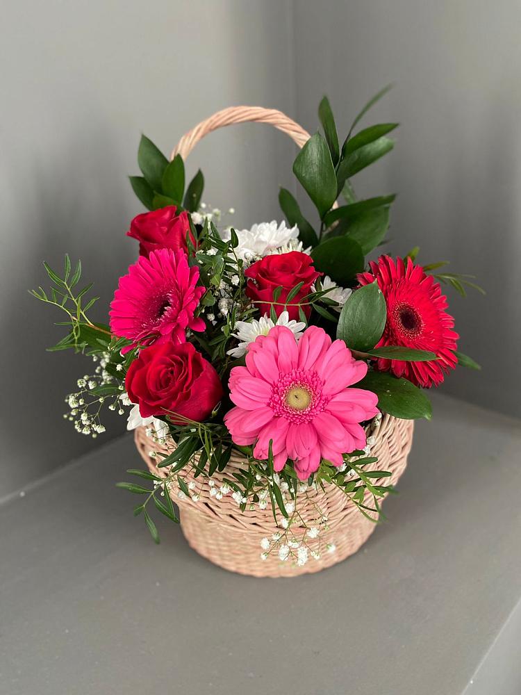 Цветочная композиция из Розы, Хризантемы и Герберы в корзине в Новомичуринске