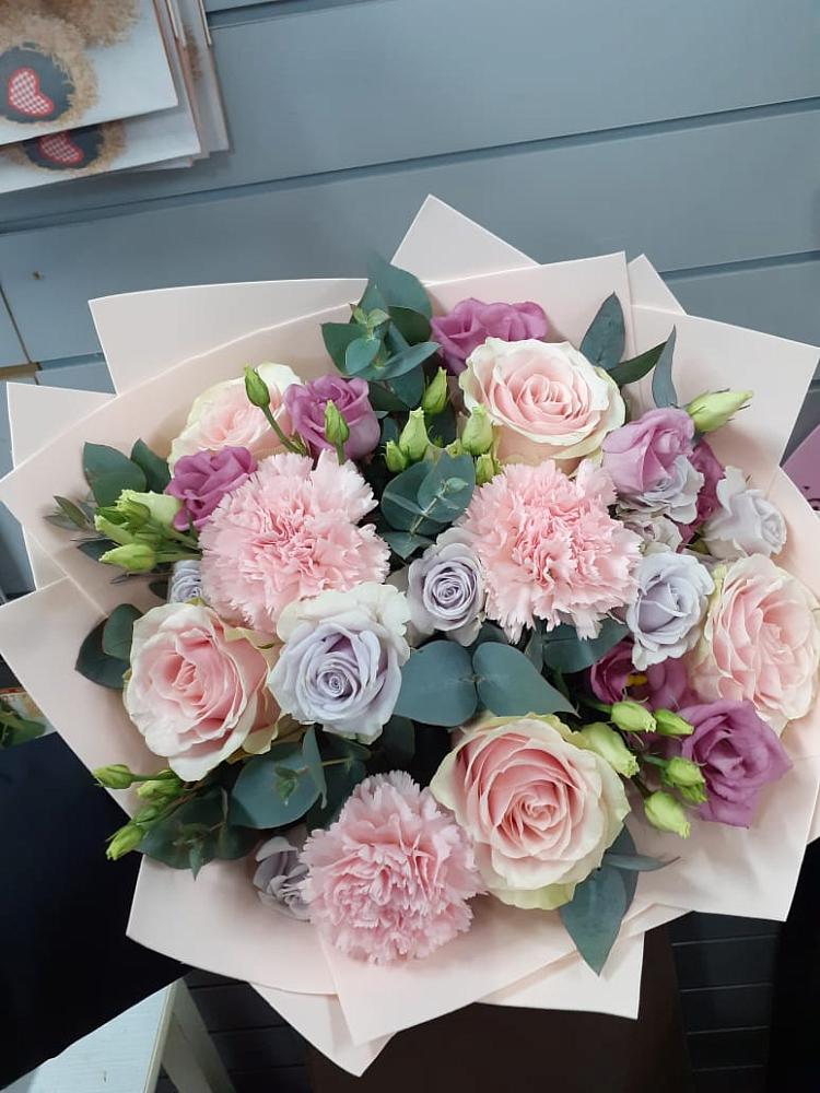 Букет цветов из: Розы, Гвоздики и Лизиантусы в Новомичуринске