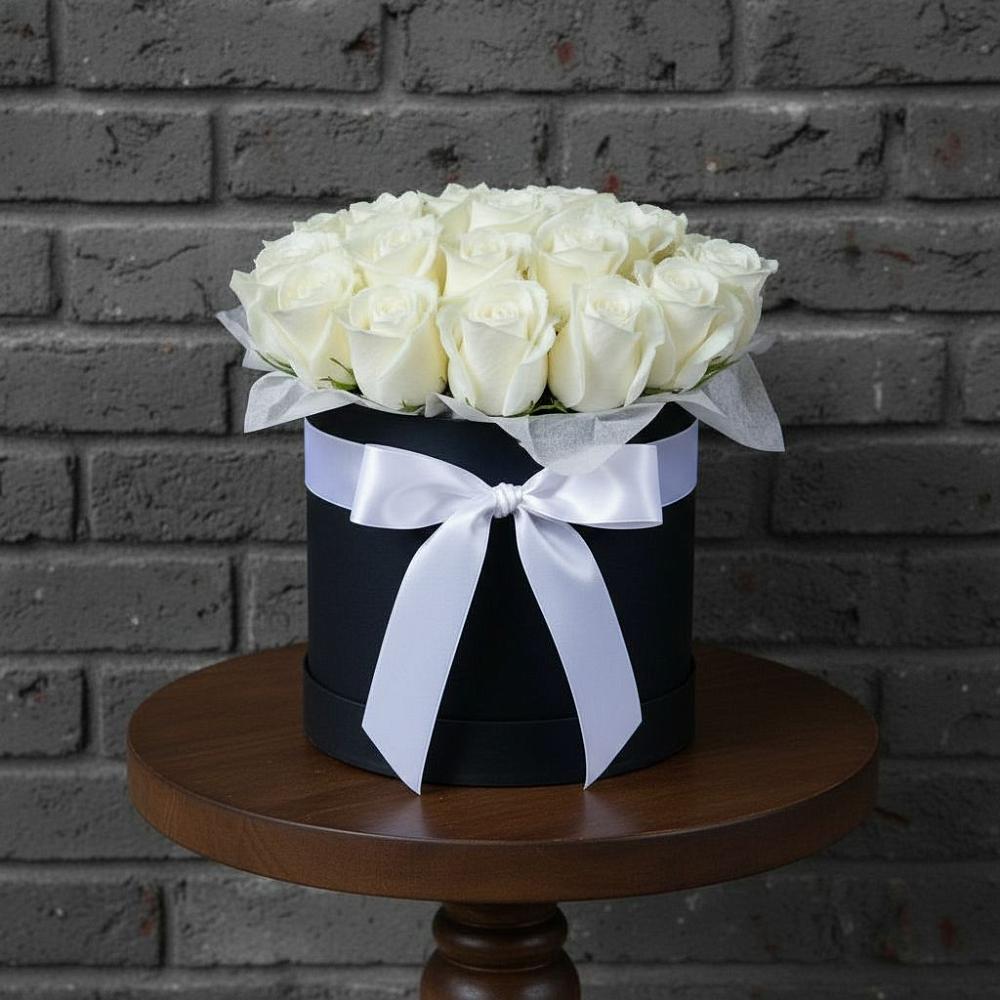 Цветочная композиция из Розы в шляпной коробке в Новомичуринске