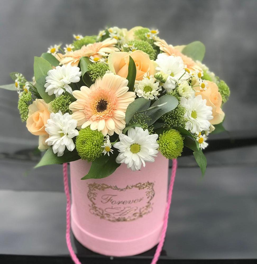 Цветочная композиция из Розы, Герберы и Хризантемы в шляпной коробке в Новомичуринске