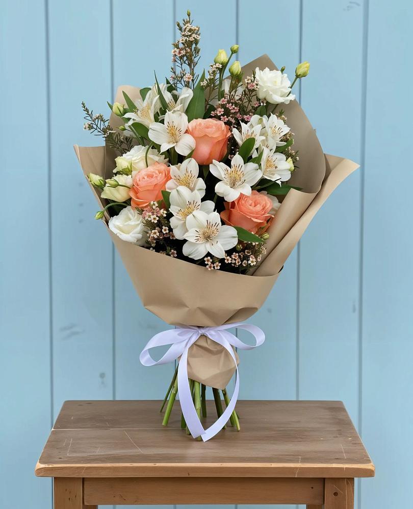 Букет цветов из: Альстромерии, Лизиантусы, Розы и Хризантемы в Новомичуринске