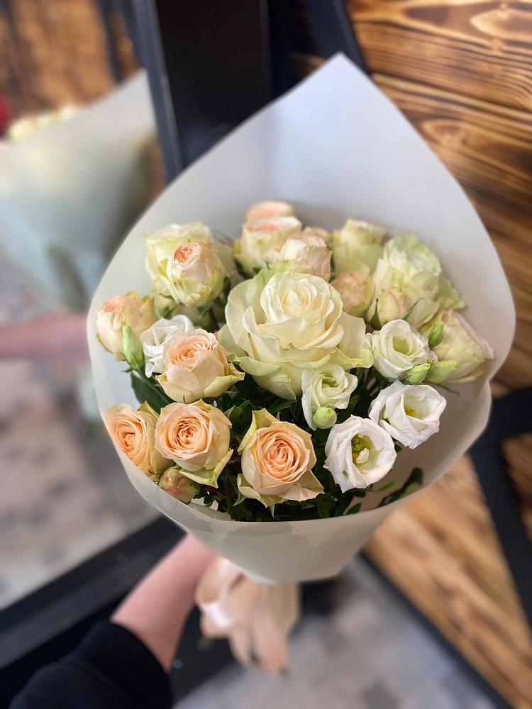 Букет цветов из: Розы и Лизиантусы в Новомичуринске