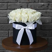 Цветочная композиция из Розы в шляпной коробке в Новомичуринске